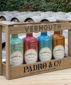 Alternative view of Caja de Madera Vermouth Padró & Co. con bolsa de regalo